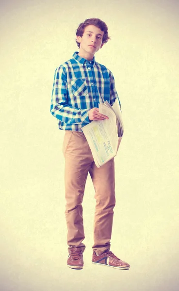 Teenager hält Zeitung in der Hand — Stockfoto