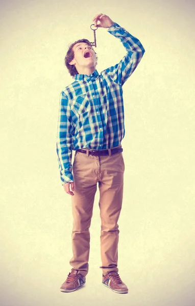 Tonåring med nyckel. Svälja gest — Stockfoto