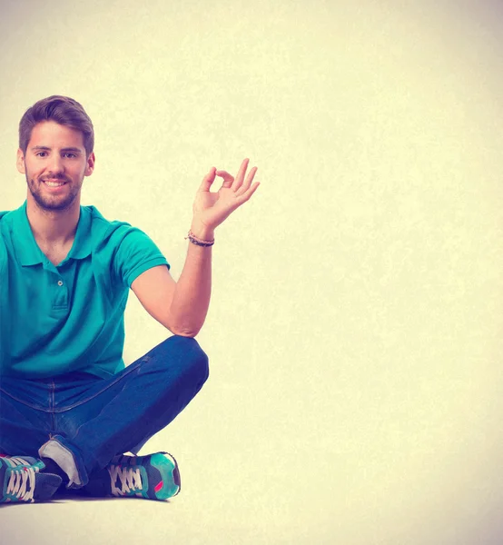 Joven pensando y sonriendo — Foto de Stock