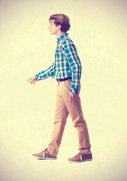 Ung pojke walking — Stockfoto