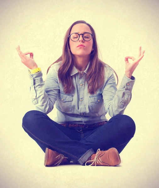 Muchacha joven gesto de meditación. aislado — Foto de Stock