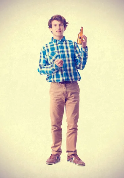 Подросток с пивной бутылкой в руках — стоковое фото
