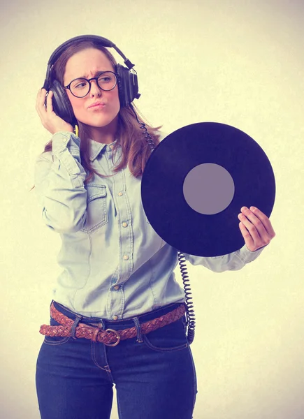 Junge Studentin mit Kopfhörern und Vinyl — Stockfoto