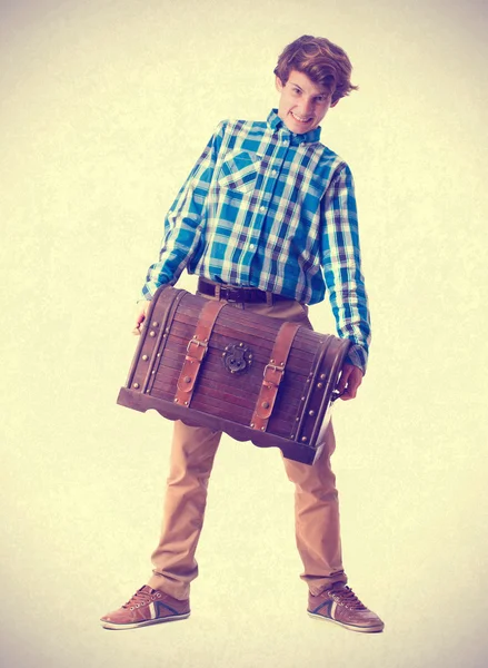 Teenager holding a trunk — Stock Photo, Image