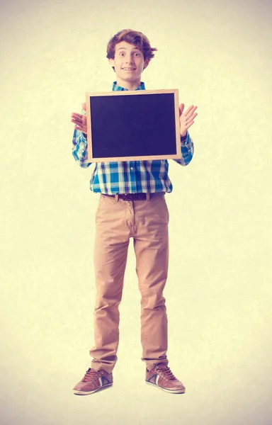 Tiener houden een schoolbord — Stockfoto