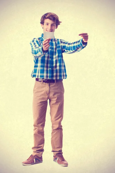 Teenager holding a name card — Stock Photo, Image