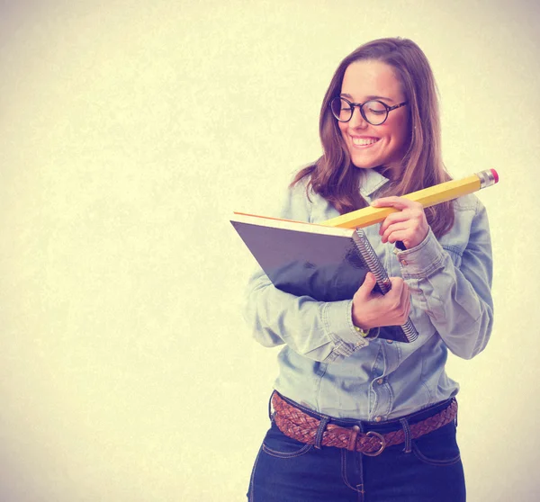 Jeune femme écrivant sur un carnet — Photo