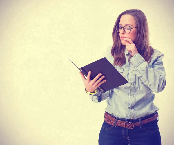 Jong meisje dat een boek leest — Stockfoto