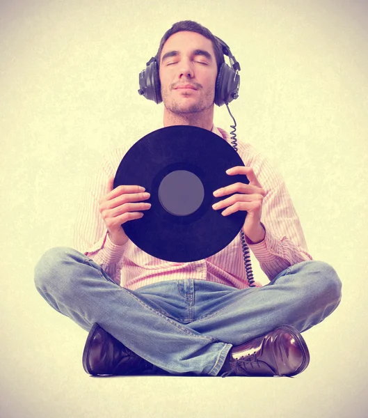 Muž se sluchátky a vinyl — Stock fotografie
