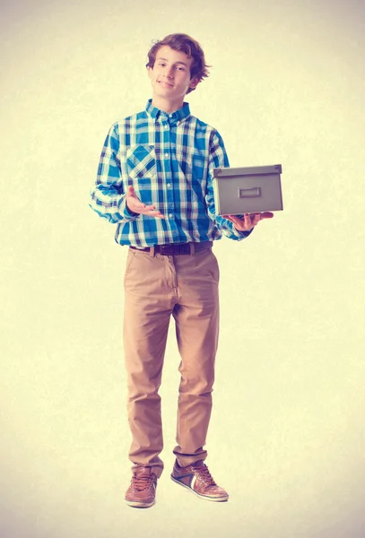 Έφηβος, κρατώντας ένα κουτί — Φωτογραφία Αρχείου