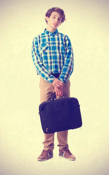 Подросток с чемоданом в руках — стоковое фото
