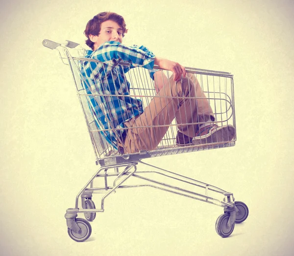 Adolescente dentro de un carrito de compras — Foto de Stock