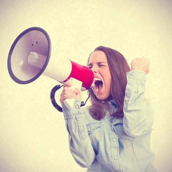 Νεαρή γυναίκα φωνάζει από το megaphone — Φωτογραφία Αρχείου