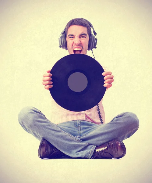 Tipo sentado y gritando con auriculares y vinilo — Foto de Stock