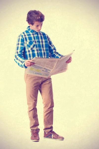 Adolescente lendo um jornal — Fotografia de Stock