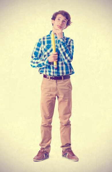 Подросток держит карандаш — стоковое фото