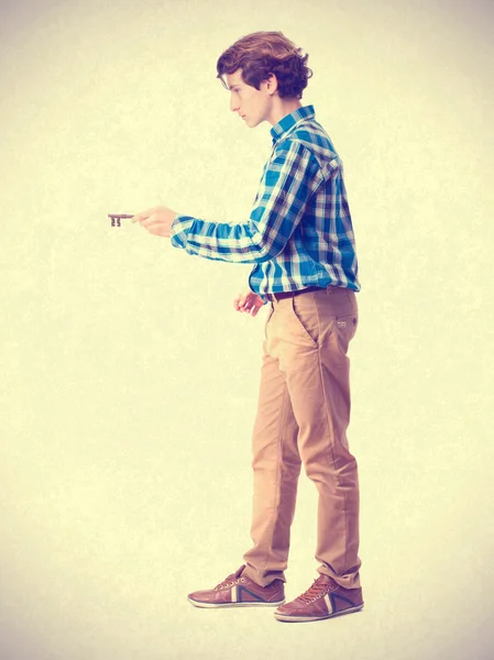 Teenager holding a key — Stock Photo, Image