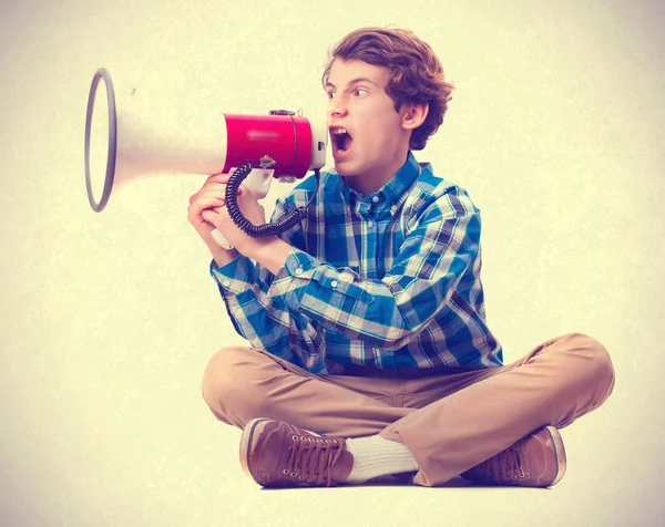 Adolescente gritando por megáfono — Foto de Stock