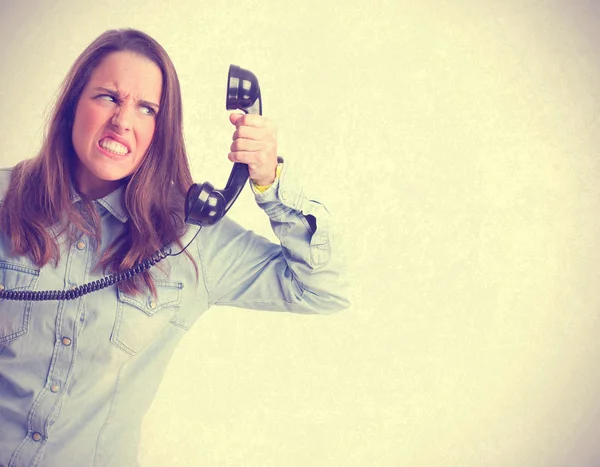 Mluvící telefon zlobit mladá dívka. izolovaný — Stock fotografie