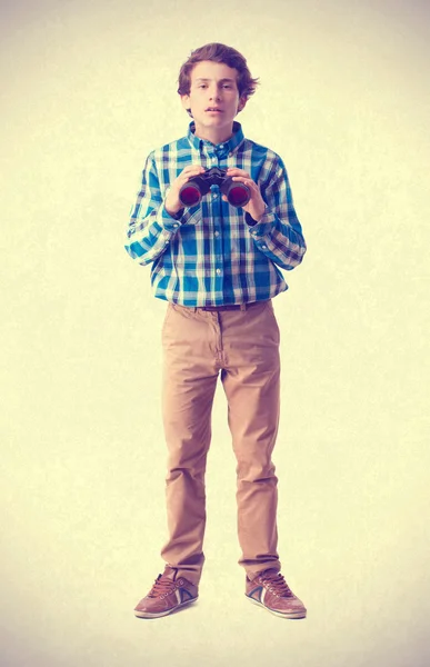 Adolescente segurando um binóculos — Fotografia de Stock