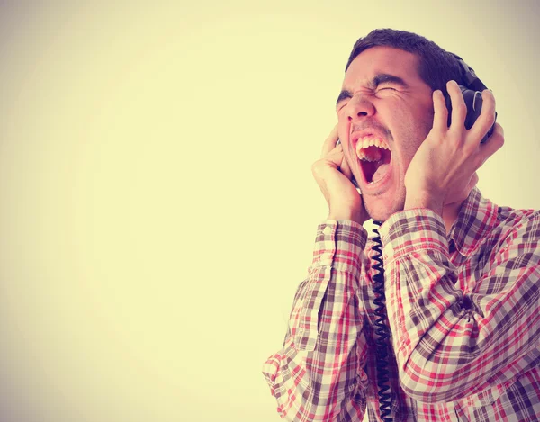 Hombre cantando y escuchando con auriculares — Foto de Stock