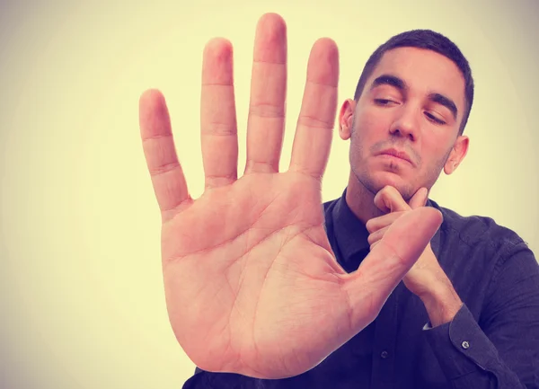 Nadenkend jongen kijken naar zijn grote hand — Stockfoto