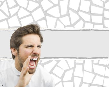 Yırtık kağıt arka plan üzerinde bağıran adam