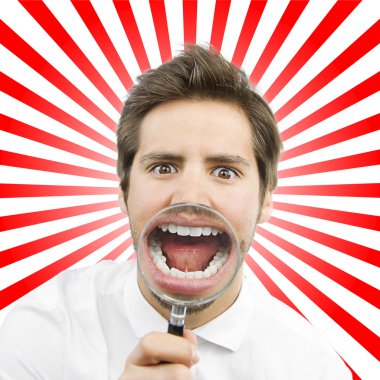 genç adam bağırıyor