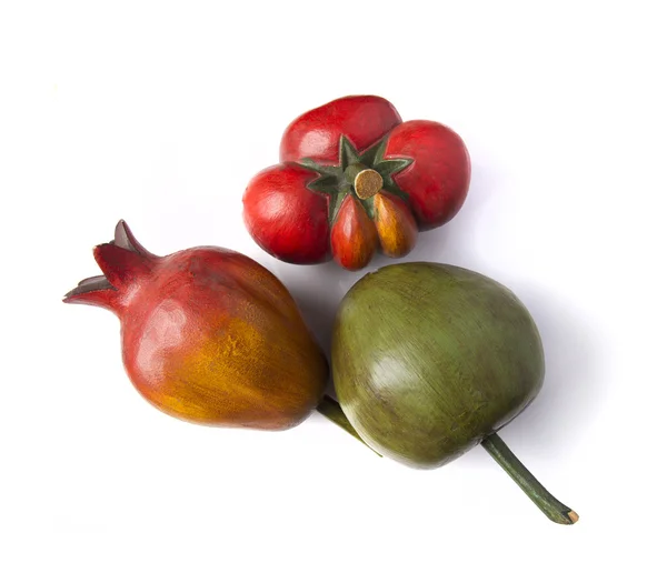 Houten tomaat, appel en granaatappel — Stockfoto