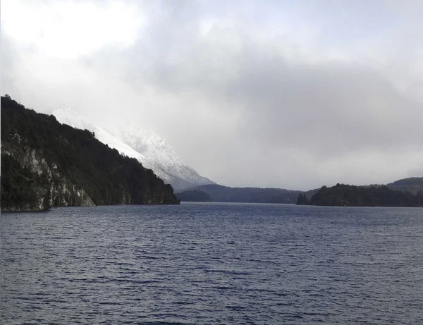 Dağ ve göl — Stok fotoğraf
