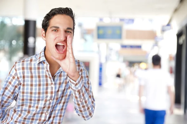 Homem bonito gritando em um centro comercial — Fotografia de Stock