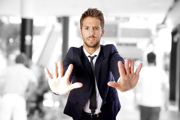 Hombre de negocios detener el gesto en una empresa — Foto de Stock