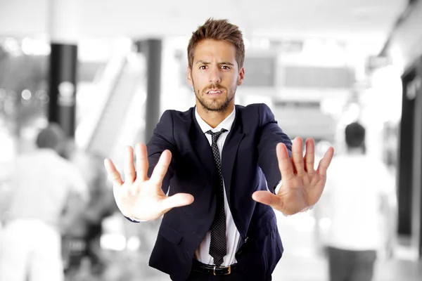 Zakenman stop gebaar in een bedrijf — Stockfoto