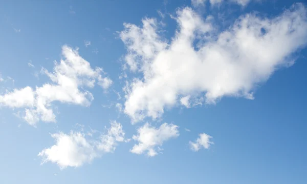 Ciel bleu avec nuages — Photo