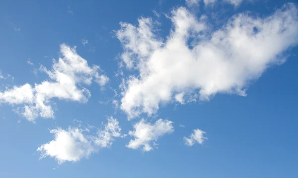 Céu azul com nuvens — Fotografia de Stock