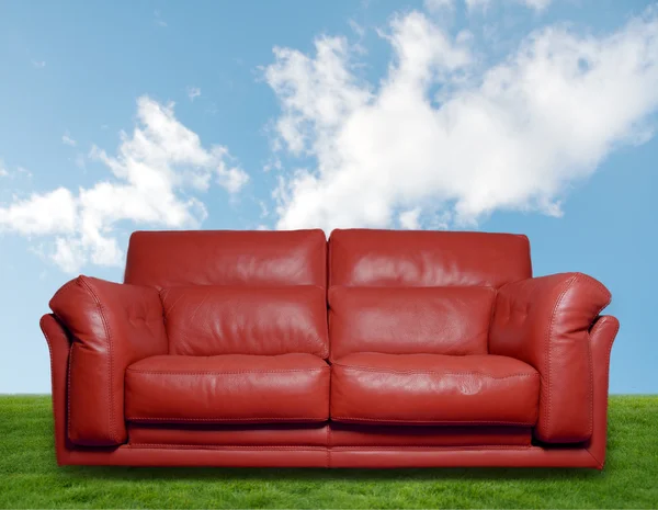 Sofa auf Gras Hintergrund — Stockfoto