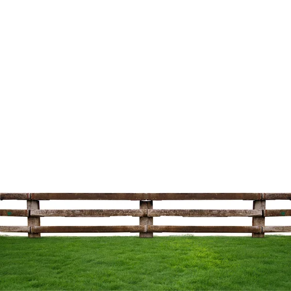 Clôture en bois dans la prairie d'herbe verte — Photo