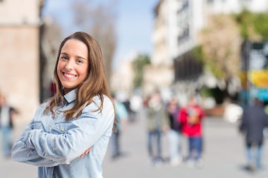 genç gülümseyen kız