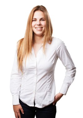 sarışın bir kadın gülüyor