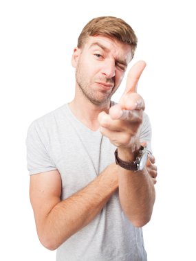 sarışın adam ateş işareti