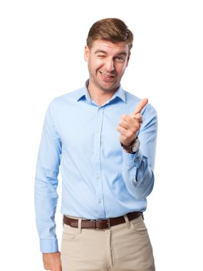 sarışın adam işaret