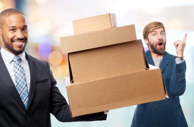 Genç serin siyah adam ile cardboardboxes