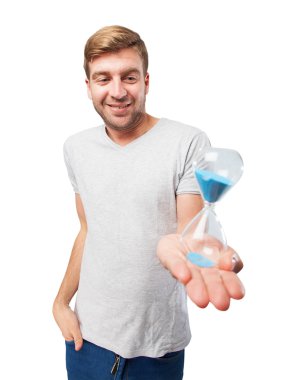 bir zamanlayıcı ile sarışın adam