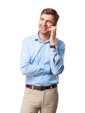 sarışın adam konuşan