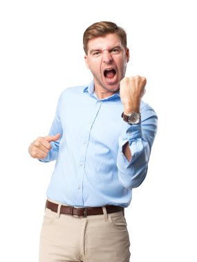 sarışın kazanan adam işareti