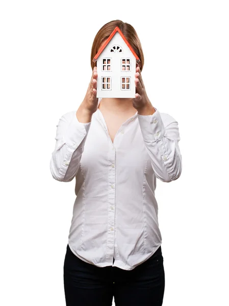 Blonde vrouw met een klein huis — Stockfoto