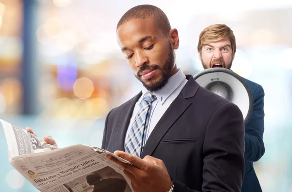 Joven fresco negro hombre leyendo noticias —  Fotos de Stock