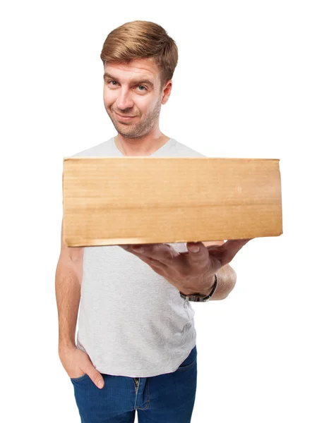 Bir kutu ile sarışın adam — Stok fotoğraf