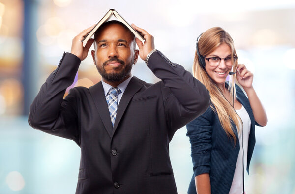 молодой крутой чернокожий человек с книгой
