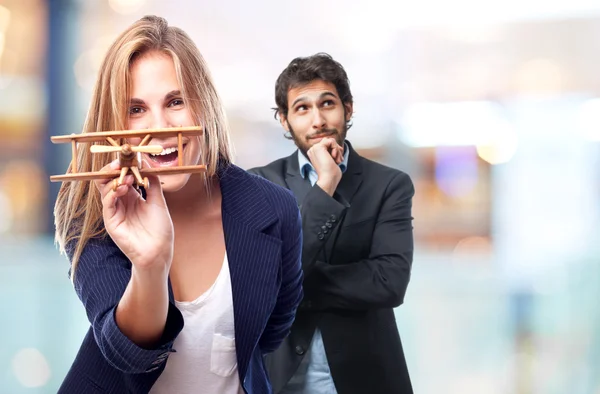 Junge coole Frau mit einem hölzernen Flugzeug — Stockfoto